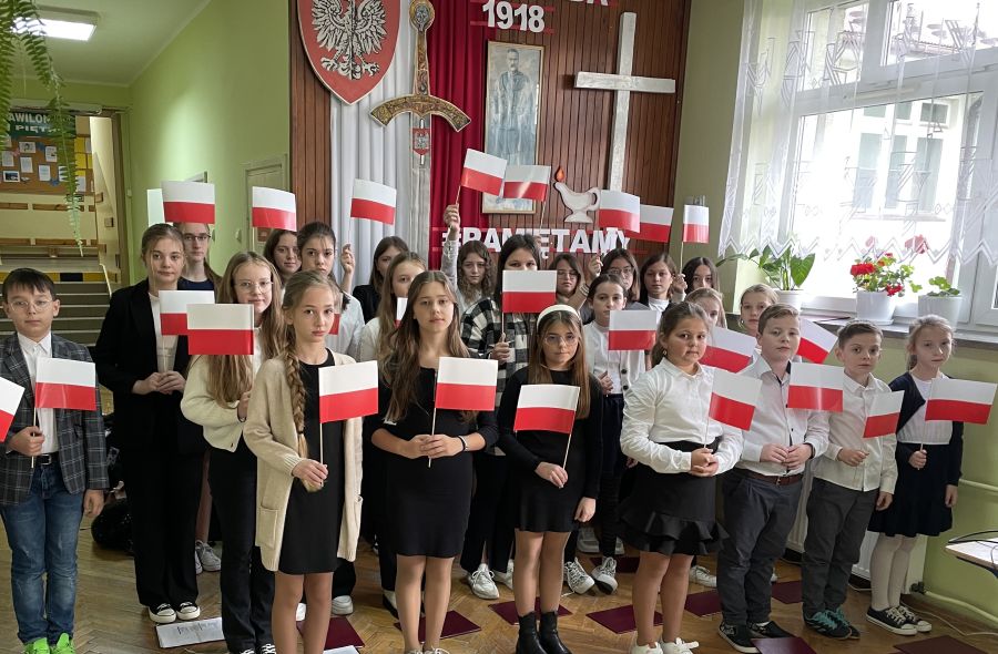 Rocznica odzyskania niepodległości przez Polskę – uroczystości szkolne