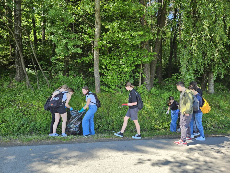 Akcja Wolontariuszy sprzątania terenu przy drodze Kwiatonowice - Strzeszyn