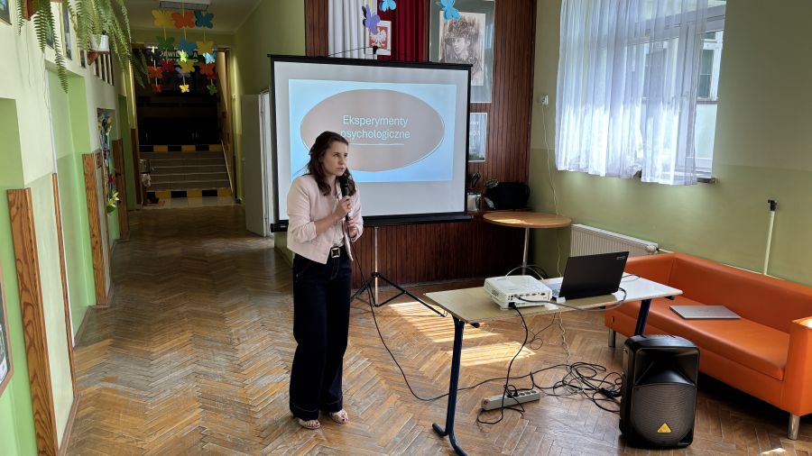 Eksperymenty psychologiczne - jak nie ulegać manipulacji w sieci